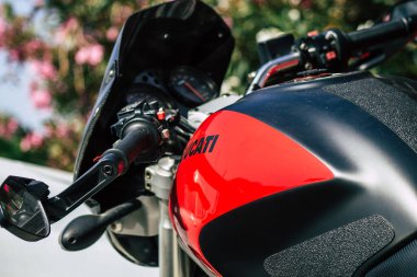 Kıbrıs Rum Kesimi 21 Haziran 2020, Kıbrıs Rum Kesimi 'nde Limasol caddelerine park etmiş bir motosikletin yakın çekimi