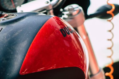 Kıbrıs Rum Kesimi 21 Haziran 2020, Kıbrıs Rum Kesimi 'nde Limasol caddelerine park etmiş bir motosikletin yakın çekimi