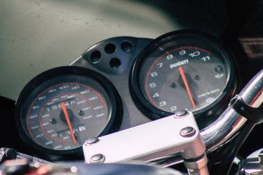 Kıbrıs Rum Kesimi 21 Haziran 2020, Kıbrıs Rum Kesimi 'nde Limasol caddelerine park etmiş bir motosikletin yakın çekimi