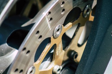 Kıbrıs Rum Kesimi 21 Haziran 2020, Kıbrıs Rum Kesimi 'nde Limasol caddelerine park etmiş bir motosikletin yakın çekimi