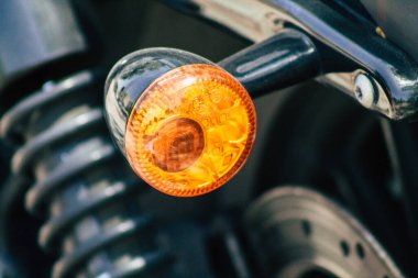 Kıbrıs Rum Kesimi 21 Haziran 2020, Kıbrıs Rum Kesimi 'nde Limasol caddelerine park etmiş bir motosikletin yakın çekimi