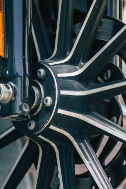 Kıbrıs Rum Kesimi 21 Haziran 2020, Kıbrıs Rum Kesimi 'nde Limasol caddelerine park etmiş bir motosikletin yakın çekimi