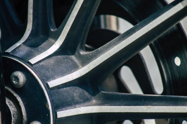 Kıbrıs Rum Kesimi 21 Haziran 2020, Kıbrıs Rum Kesimi 'nde Limasol caddelerine park etmiş bir motosikletin yakın çekimi