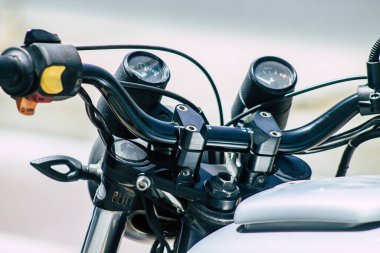 Kıbrıs Rum Kesimi 21 Haziran 2020, Kıbrıs Rum Kesimi 'nde Limasol caddelerine park etmiş bir motosikletin yakın çekimi