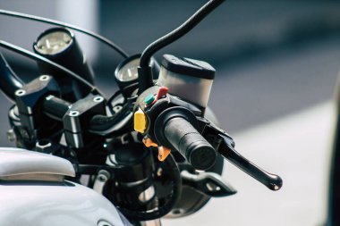 Kıbrıs Rum Kesimi 21 Haziran 2020, Kıbrıs Rum Kesimi 'nde Limasol caddelerine park etmiş bir motosikletin yakın çekimi