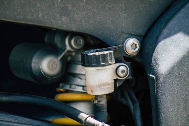 Kıbrıs Rum Kesimi 21 Haziran 2020, Kıbrıs Rum Kesimi 'nde Limasol caddelerine park etmiş bir motosikletin yakın çekimi