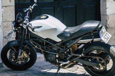 Kıbrıs Rum Kesimi 23 Haziran 2020 'de Kıbrıs Rum Kesimi' nin Limasol adasında park halindeki Ducati Monster motosikletine yakın çekim