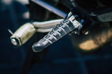 Kıbrıs Rum Kesimi 23 Haziran 2020 'de Kıbrıs Rum Kesimi' nin Limasol adasında park halindeki Ducati Monster motosikletine yakın çekim