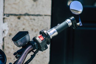 Kıbrıs Rum Kesimi 23 Haziran 2020 'de Kıbrıs Rum Kesimi' nin Limasol adasında park halindeki Ducati Monster motosikletine yakın çekim