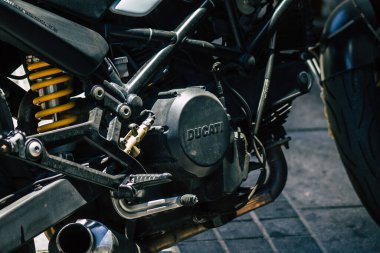 Kıbrıs Rum Kesimi 23 Haziran 2020 'de Kıbrıs Rum Kesimi' nin Limasol adasında park halindeki Ducati Monster motosikletine yakın çekim
