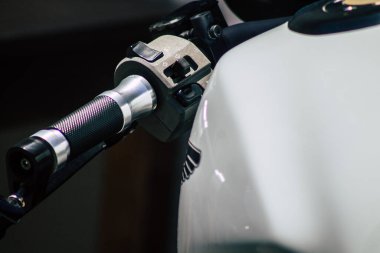 Kıbrıs Rum Kesimi 23 Haziran 2020 'de Kıbrıs Rum Kesimi' nin Limasol adasında park halindeki Ducati Monster motosikletine yakın çekim