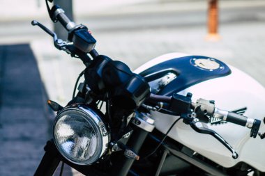 Kıbrıs Rum Kesimi 23 Haziran 2020 'de Kıbrıs Rum Kesimi' nin Limasol adasında park halindeki Ducati Monster motosikletine yakın çekim