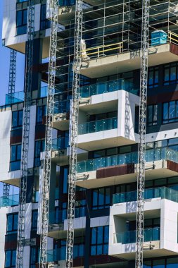 Kıbrıs Rum Kesimi 23 Haziran 2020 'de Kıbrıs Rum Kesimi' nin Limasol kentinin göbeğindeki sahil caddesinde inşa edilen yeni bir binanın görüntüsü