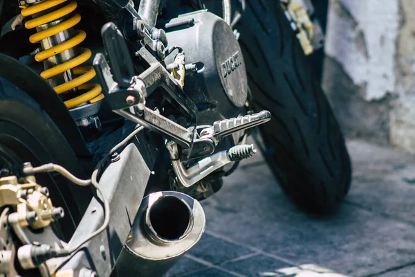 Kıbrıs Rum Kesimi 23 Haziran 2020 'de Kıbrıs Rum Kesimi' nin Limasol adasında park halindeki Ducati Monster motosikletine yakın çekim