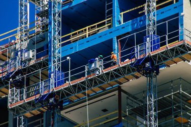 Kıbrıs Rum Kesimi 23 Haziran 2020 'de Kıbrıs Rum Kesimi' nin Limasol kentinin göbeğindeki sahil caddesinde inşa edilen yeni bir binanın görüntüsü