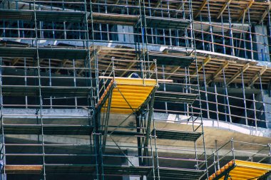 Kıbrıs Rum Kesimi 23 Haziran 2020 'de Kıbrıs Rum Kesimi' nin Limasol kentinin göbeğindeki sahil caddesinde inşa edilen yeni bir binanın görüntüsü