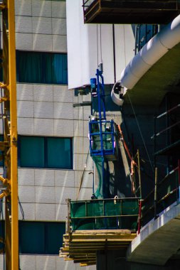 Kıbrıs Rum Kesimi 23 Haziran 2020 'de Kıbrıs Rum Kesimi' nin Limasol kentinin göbeğindeki sahil caddesinde inşa edilen yeni bir binanın görüntüsü