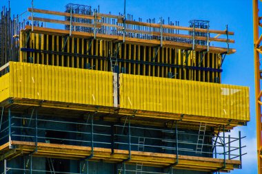 Kıbrıs Rum Kesimi 23 Haziran 2020 'de Kıbrıs Rum Kesimi' nin Limasol kentinin göbeğindeki sahil caddesinde inşa edilen yeni bir binanın görüntüsü