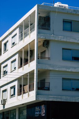 Kıbrıs adasındaki Limasol şehrinin tam göbeğindeki sahil caddesinde yer alan modern bir binanın dış görünüşü