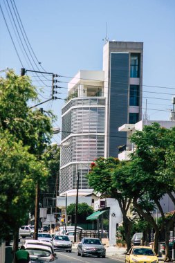 Kıbrıs adasındaki Limasol şehrinin tam göbeğindeki sahil caddesinde yer alan modern bir binanın dış görünüşü