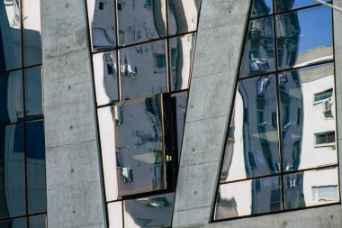 Kıbrıs adasındaki Limasol şehrinin tam göbeğindeki sahil caddesinde yer alan modern bir binanın dış görünüşü