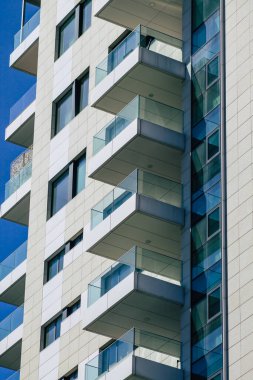 Kıbrıs adasındaki Limasol şehrinin tam göbeğindeki sahil caddesinde yer alan modern bir binanın dış görünüşü