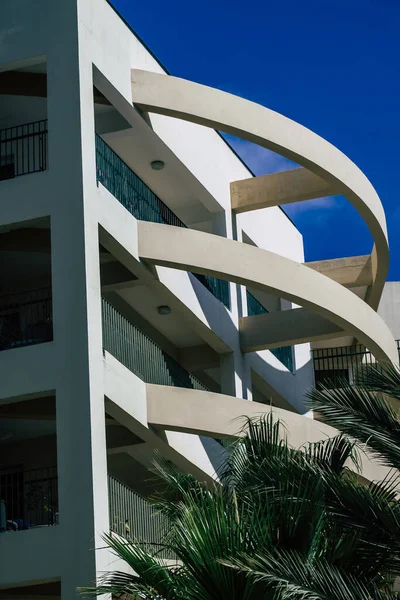 Vue Sur Façade Bâtiment Moderne Situé Sur Avenue Côtière Plein — Photo