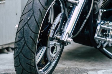 Kıbrıs Rum Kesimi 26 Haziran 2020 'de Kıbrıs Rum Kesimi' nde Limasol caddelerine park etmiş Harley Davidson motosikletinin yakın çekimi