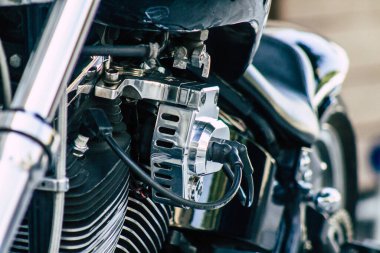 Kıbrıs Rum Kesimi 26 Haziran 2020 'de Kıbrıs Rum Kesimi' nde Limasol caddelerine park etmiş Harley Davidson motosikletinin yakın çekimi