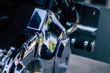 Kıbrıs Rum Kesimi 26 Haziran 2020 'de Kıbrıs Rum Kesimi' nde Limasol caddelerine park etmiş Harley Davidson motosikletinin yakın çekimi