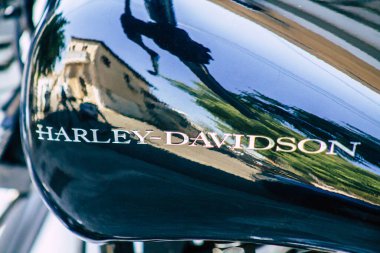 Kıbrıs Rum Kesimi 26 Haziran 2020 'de Kıbrıs Rum Kesimi' nde Limasol caddelerine park etmiş Harley Davidson motosikletinin yakın çekimi