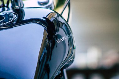 Kıbrıs Rum Kesimi 26 Haziran 2020 'de Kıbrıs Rum Kesimi' nde Limasol caddelerine park etmiş Harley Davidson motosikletinin yakın çekimi