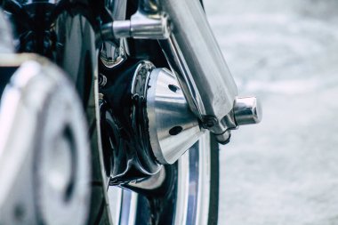 Kıbrıs Rum Kesimi 26 Haziran 2020 'de Kıbrıs Rum Kesimi' nde Limasol caddelerine park etmiş Harley Davidson motosikletinin yakın çekimi