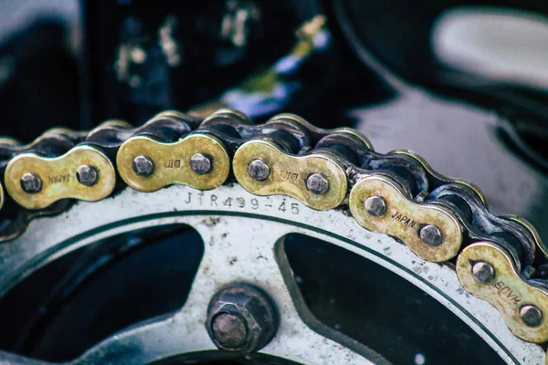 Kıbrıs Rum Kesimi 26 Haziran 2020 'de Kıbrıs Rum Kesimi' nde Limasol caddelerine park etmiş Harley Davidson motosikletinin yakın çekimi