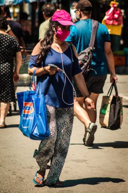 Limasol Kıbrıs Rum Kesimi 27 Haziran 2020 Sabahleyin Limasol sebze ve meyve pazarından kimliksiz insanların alışveriş yaptığı görüntüler