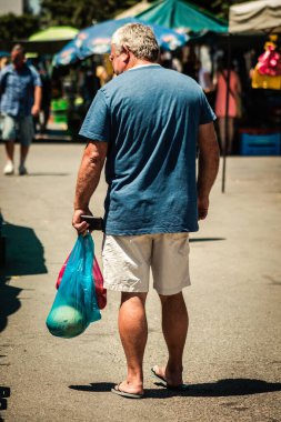 Limasol Kıbrıs Rum Kesimi 27 Haziran 2020 Sabahleyin Limasol sebze ve meyve pazarından kimliksiz insanların alışveriş yaptığı görüntüler