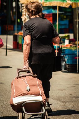 Limasol Kıbrıs Rum Kesimi 27 Haziran 2020 Sabahleyin Limasol sebze ve meyve pazarından kimliksiz insanların alışveriş yaptığı görüntüler