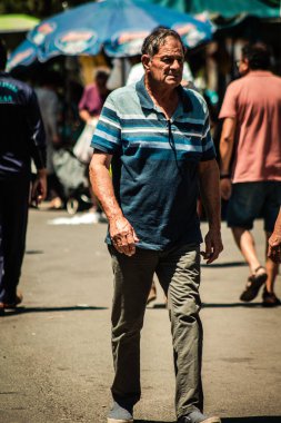 Limasol Kıbrıs Rum Kesimi 27 Haziran 2020 Sabahleyin Limasol sebze ve meyve pazarından kimliksiz insanların alışveriş yaptığı görüntüler