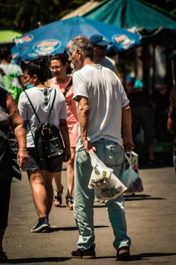 Limasol Kıbrıs Rum Kesimi 27 Haziran 2020 Sabahleyin Limasol sebze ve meyve pazarından kimliksiz insanların alışveriş yaptığı görüntüler