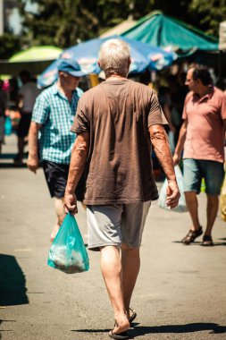 Limasol Kıbrıs Rum Kesimi 27 Haziran 2020 Sabahleyin Limasol sebze ve meyve pazarından kimliksiz insanların alışveriş yaptığı görüntüler