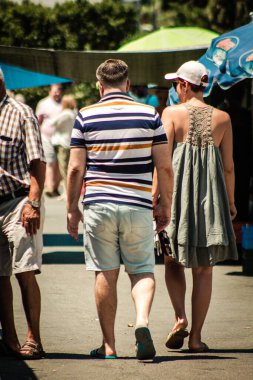 Limasol Kıbrıs Rum Kesimi 27 Haziran 2020 Sabahleyin Limasol sebze ve meyve pazarından kimliksiz insanların alışveriş yaptığı görüntüler