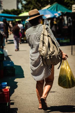 Limasol Kıbrıs Rum Kesimi 27 Haziran 2020 Sabahleyin Limasol sebze ve meyve pazarından kimliksiz insanların alışveriş yaptığı görüntüler