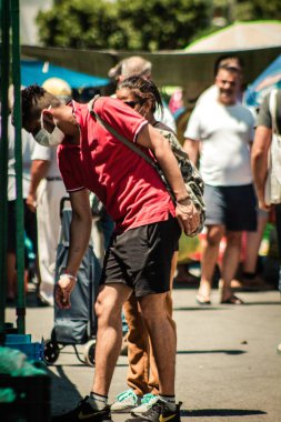 Limasol Kıbrıs Rum Kesimi 27 Haziran 2020 Sabahleyin Limasol sebze ve meyve pazarından kimliksiz insanların alışveriş yaptığı görüntüler