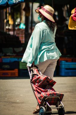 Limasol Kıbrıs Rum Kesimi 27 Haziran 2020 Sabahleyin Limasol sebze ve meyve pazarından kimliksiz insanların alışveriş yaptığı görüntüler