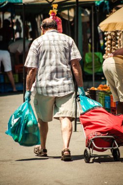 Limasol Kıbrıs Rum Kesimi 27 Haziran 2020 Sabahleyin Limasol sebze ve meyve pazarından kimliksiz insanların alışveriş yaptığı görüntüler