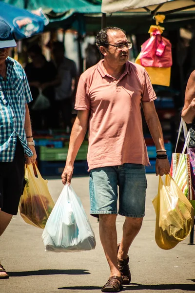 Limassolキプロス2020年6月27日午前中のLimassol野菜や果物市場での未確認の人々の買い物の眺め — ストック写真