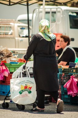 Limasol Kıbrıs Rum Kesimi 27 Haziran 2020 Sabahleyin Limasol sebze ve meyve pazarından kimliksiz insanların alışveriş yaptığı görüntüler