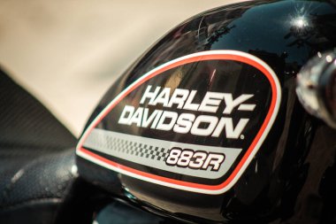 Kıbrıs Rum Kesimi 27 Haziran 2020, Kıbrıs Rum Kesimi 883R Harley Davidson motorsikletine yakın çekim Kıbrıs Rum Kesimi 'nin Limasol Adası sokaklarında park edilmiş.