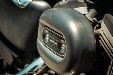 Kıbrıs Rum Kesimi 27 Haziran 2020, Kıbrıs Rum Kesimi 883R Harley Davidson motorsikletine yakın çekim Kıbrıs Rum Kesimi 'nin Limasol Adası sokaklarında park edilmiş.