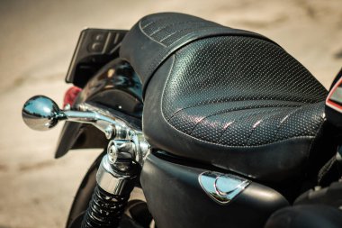 Kıbrıs Rum Kesimi 27 Haziran 2020, Kıbrıs Rum Kesimi 883R Harley Davidson motorsikletine yakın çekim Kıbrıs Rum Kesimi 'nin Limasol Adası sokaklarında park edilmiş.